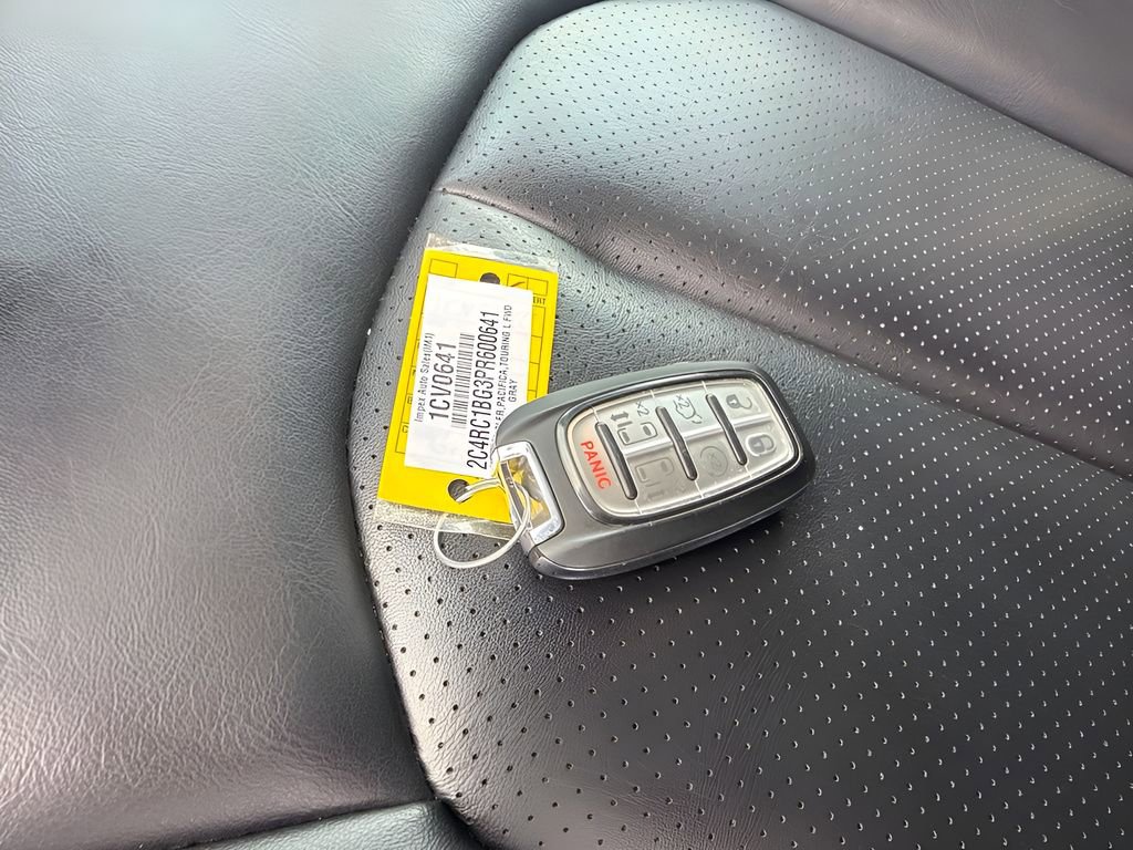 Used 2023 Chrysler Pacifica Touring-L FWD image 31
