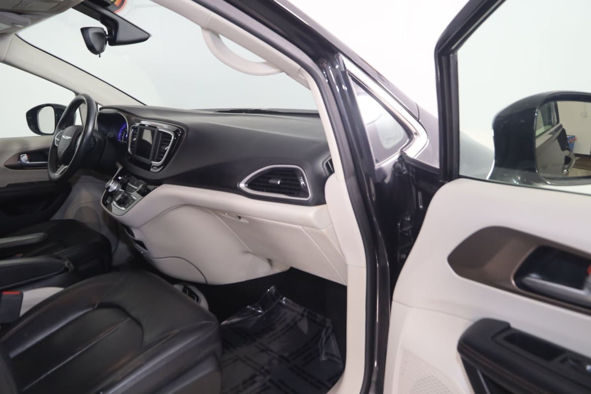 Used 2018 Chrysler Pacifica Touring-L FWD image 39