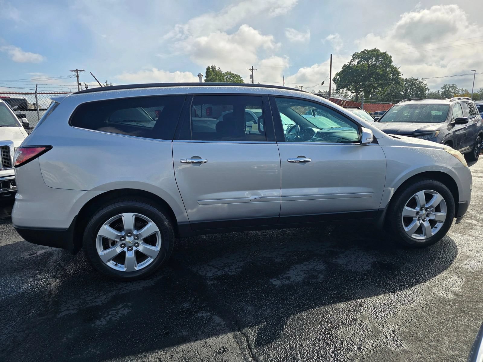 Used 2016 Chevrolet Traverse LT w/ Style and Technology Package FWD image 6