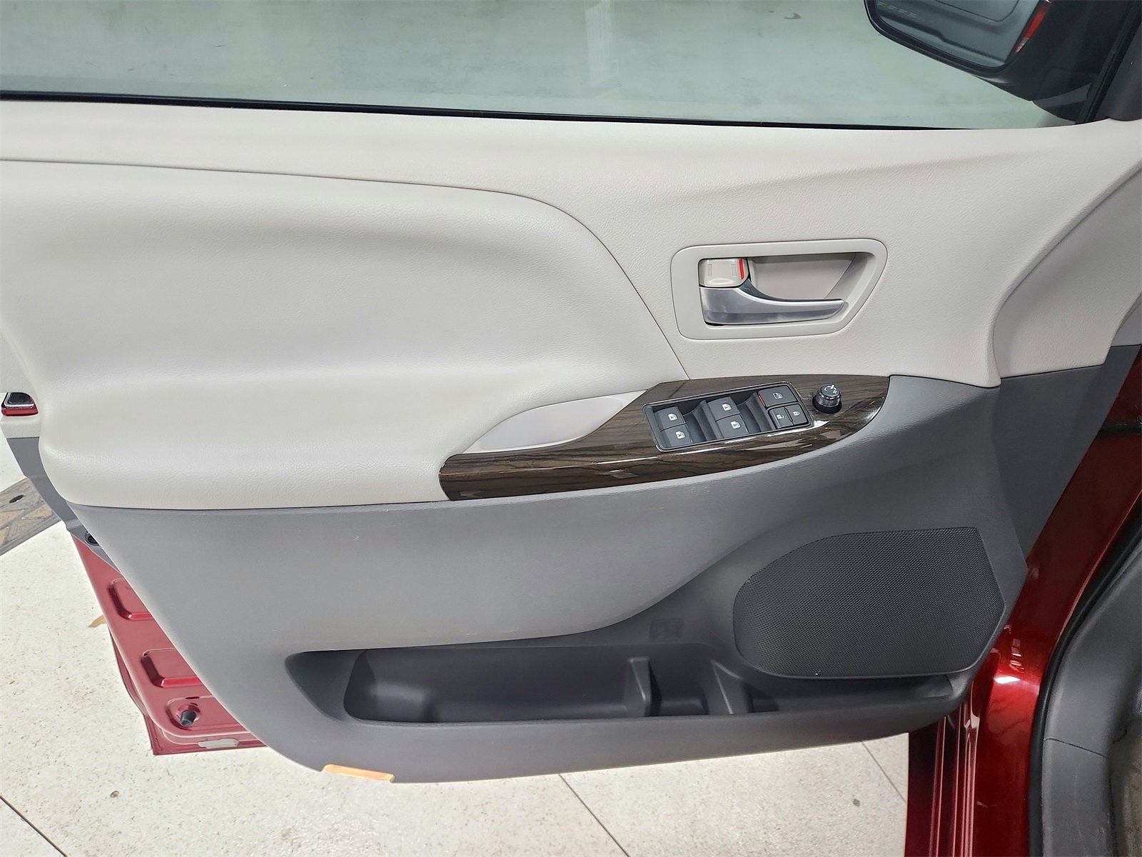 Used 2015 Toyota Sienna XLE Premium image 31