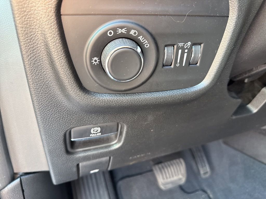 Used 2023 Jeep Grand Cherokee Laredo AWD/4WD image 17