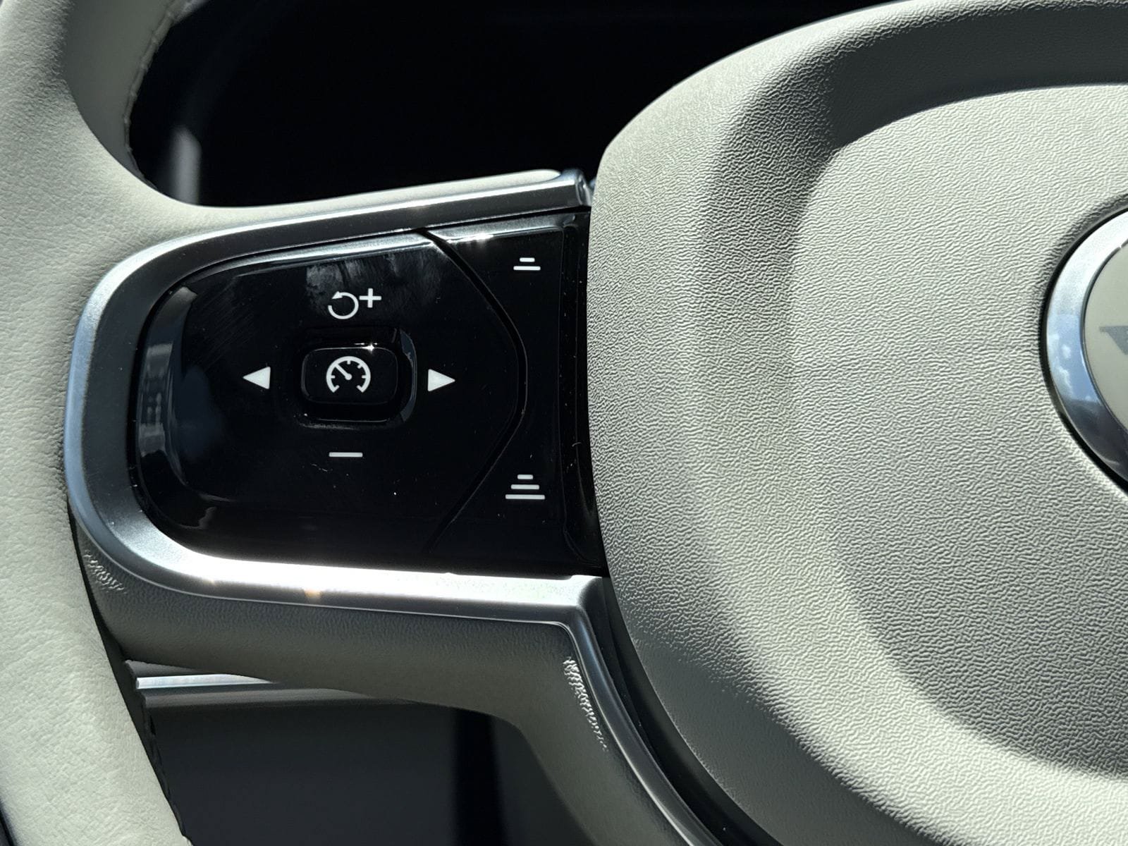 New 2026 Volvo XC90 B5 Ultra w/ Protection Package Premier AWD/4WD image 24