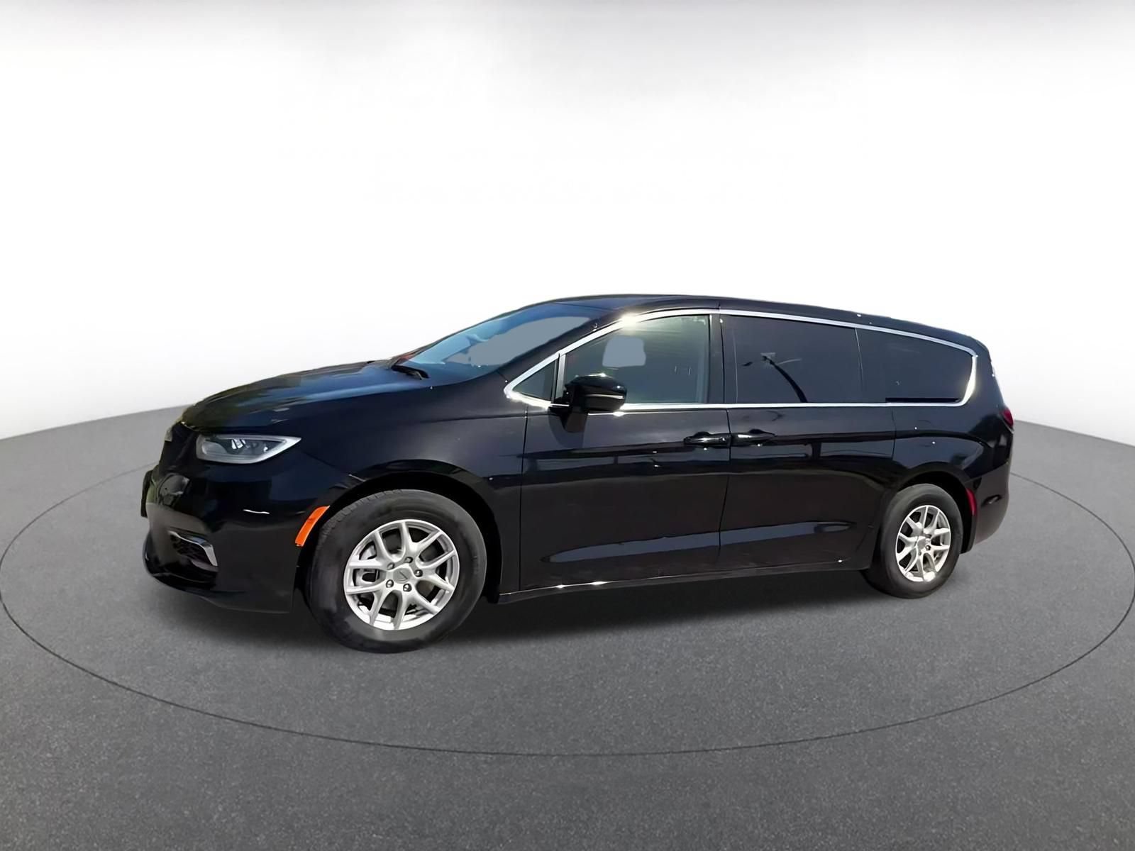 Used 2024 Chrysler Pacifica Touring-L FWD image 7