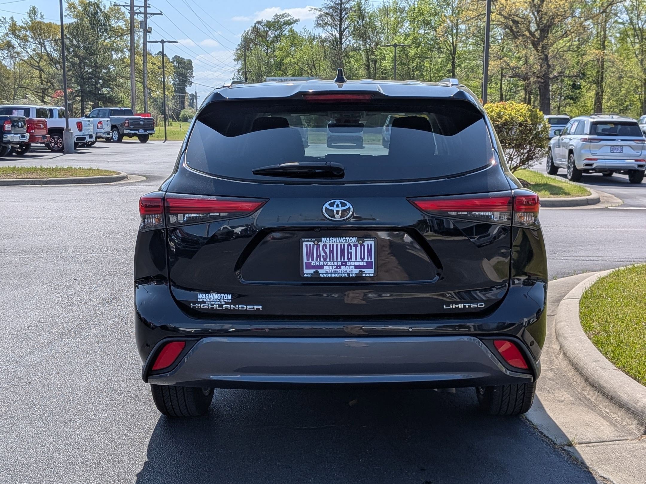 Used 2023 Toyota Highlander Limited FWD image 6