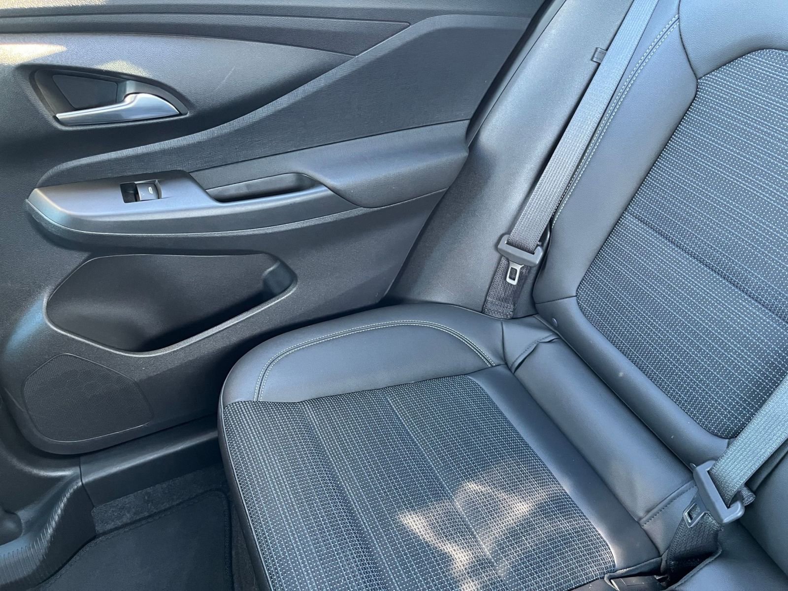 Used 2025 Buick Envista Preferred image 38