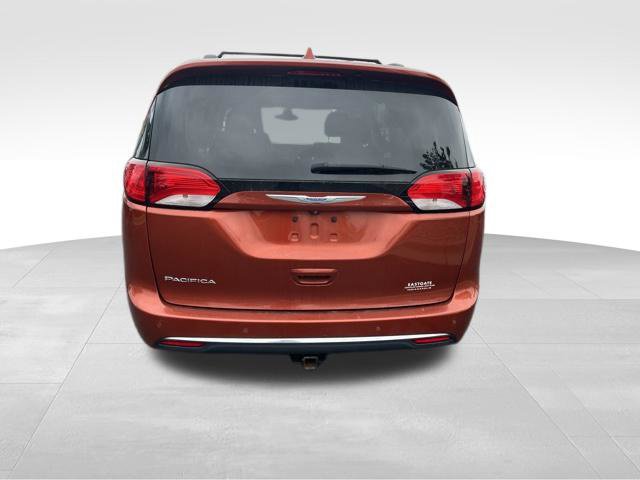 Used 2018 Chrysler Pacifica Touring-L w/ Tire & Wheel Group FWD image 6