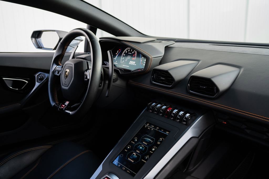 Used 2021 Lamborghini Huracan EVO image 25