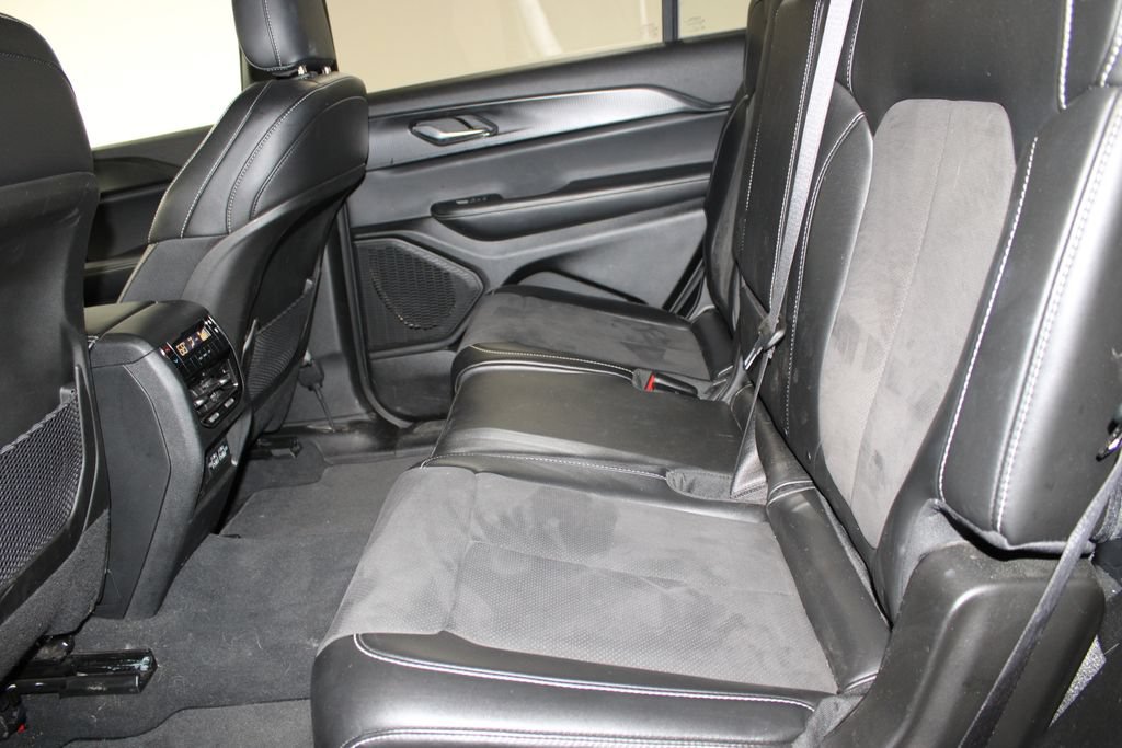 Used 2024 Jeep Grand Cherokee L Altitude AWD/4WD image 19