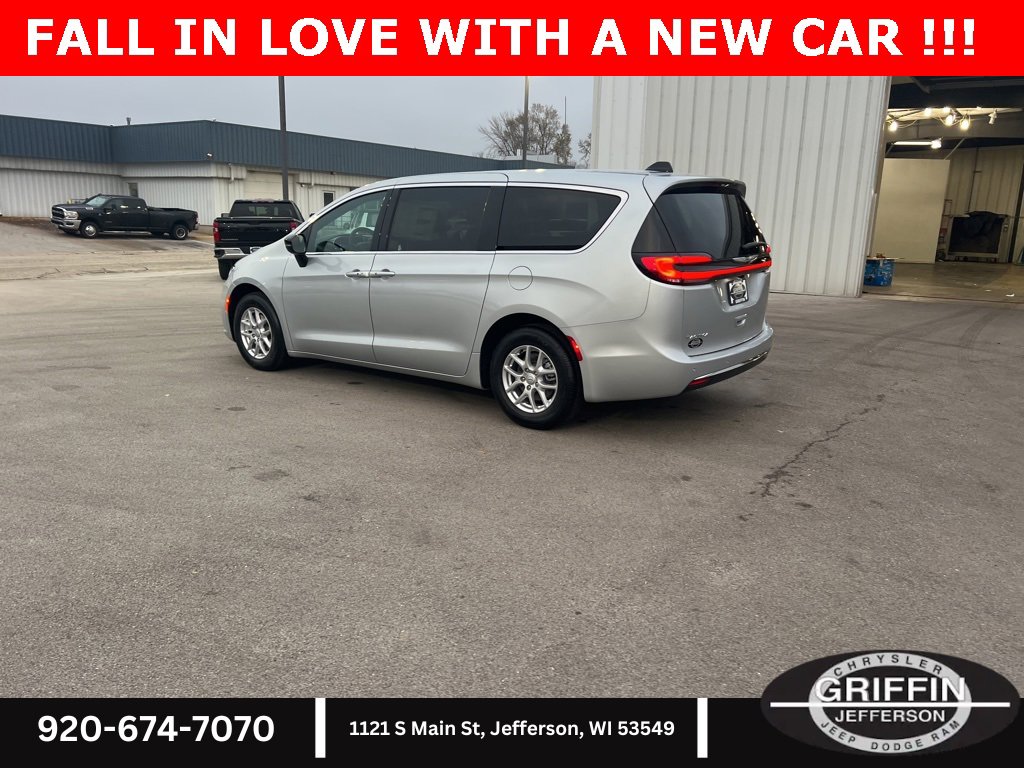 New 2026 Chrysler Pacifica Select image 13