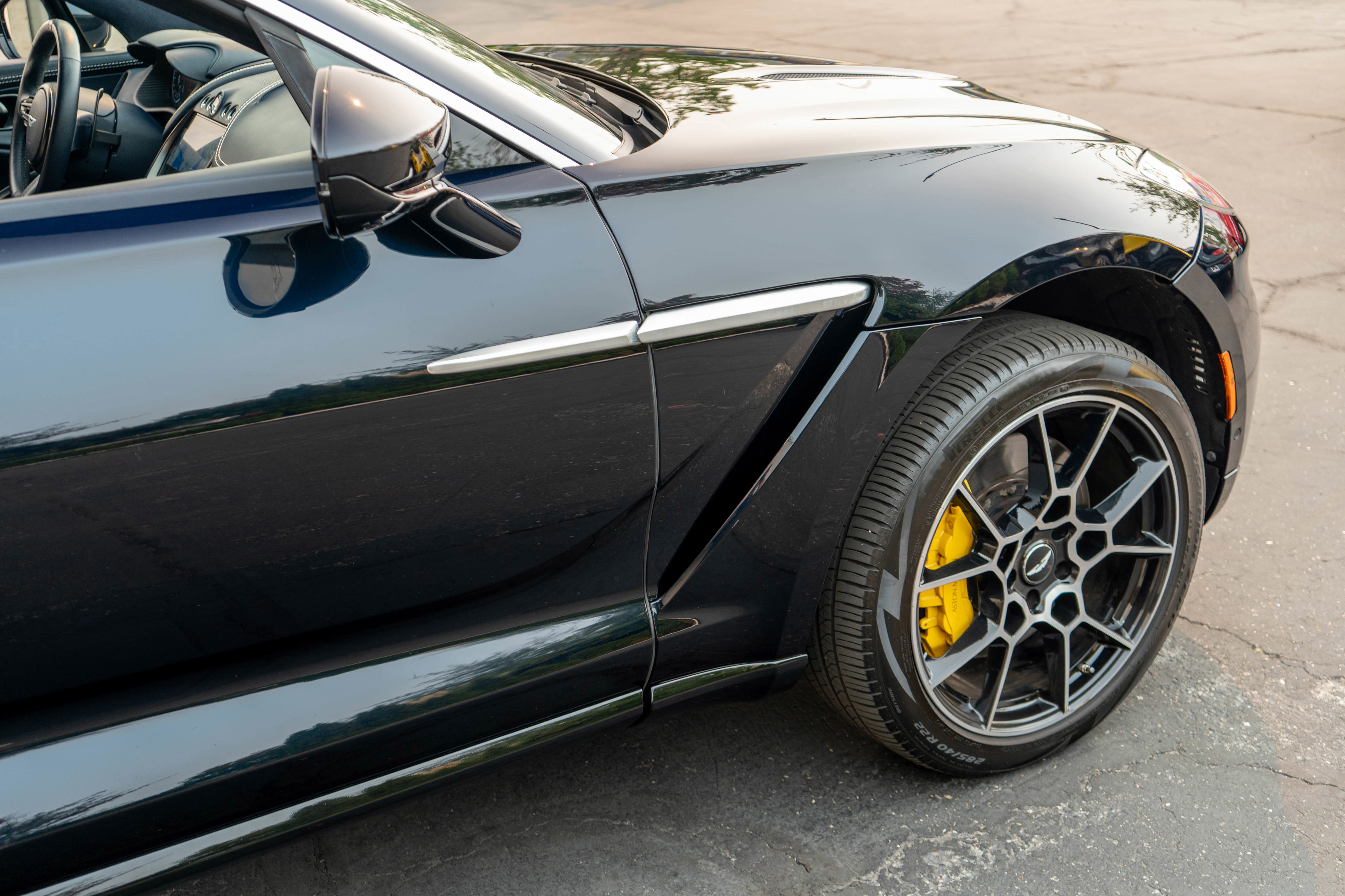 Used 2021 Aston Martin DBX image 9