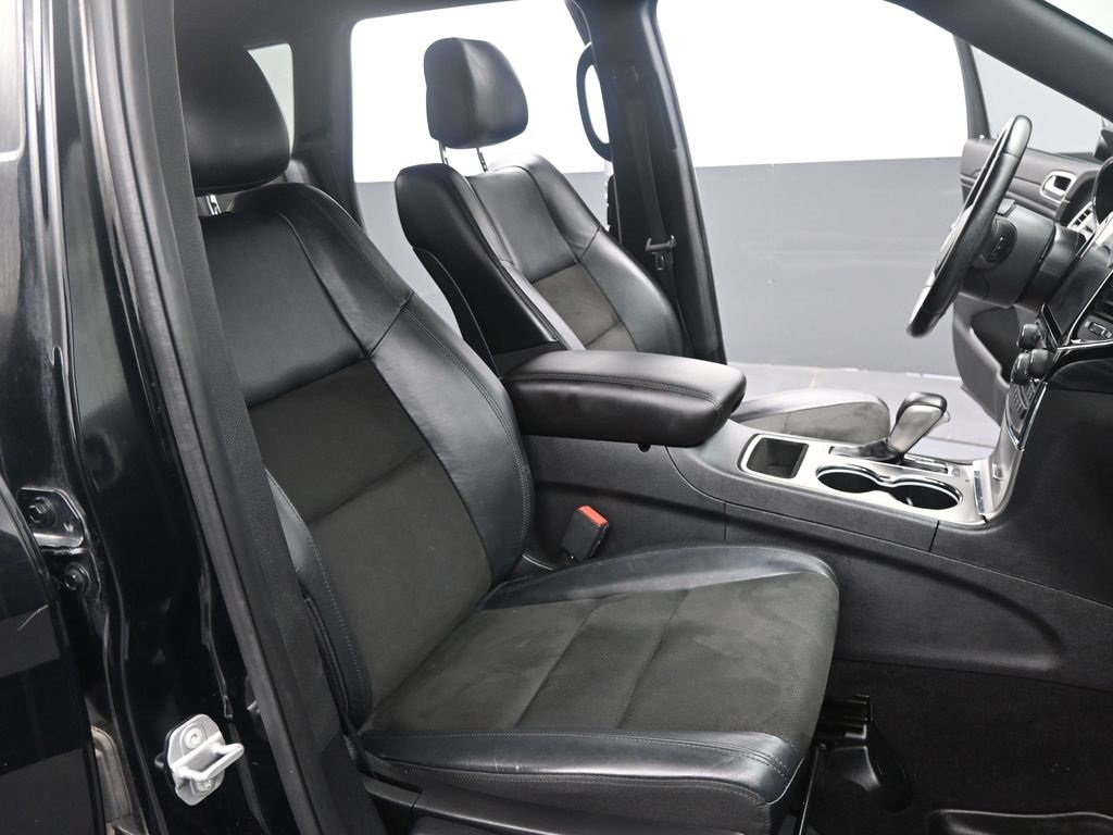 Used 2021 Jeep Grand Cherokee Laredo X image 2