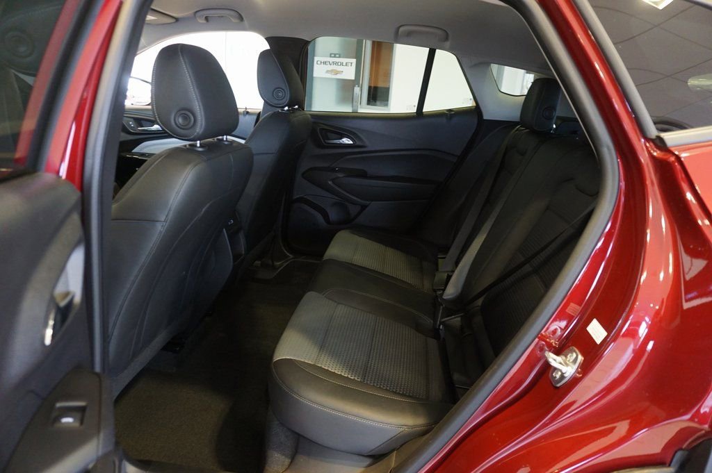 Certified 2025 Chevrolet Trax LT w/ LT Convenience Package image 11