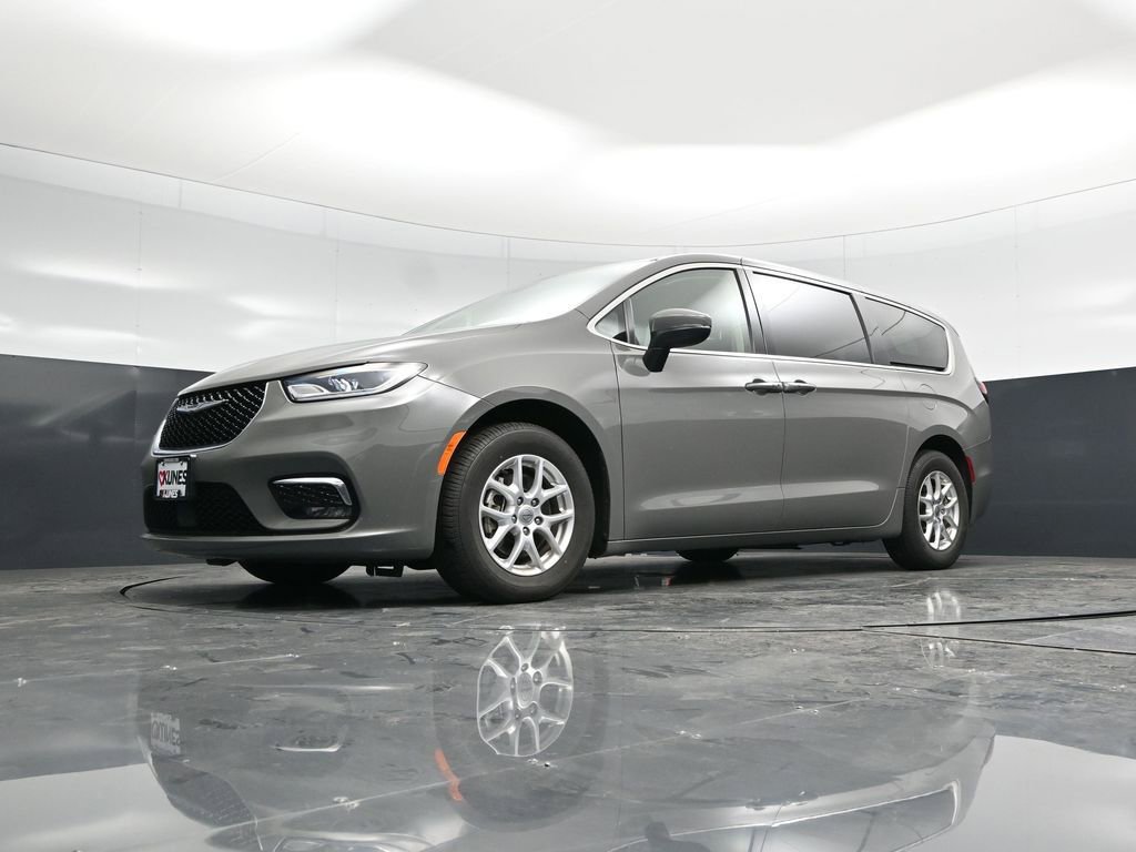 Used 2023 Chrysler Pacifica Touring-L image 52