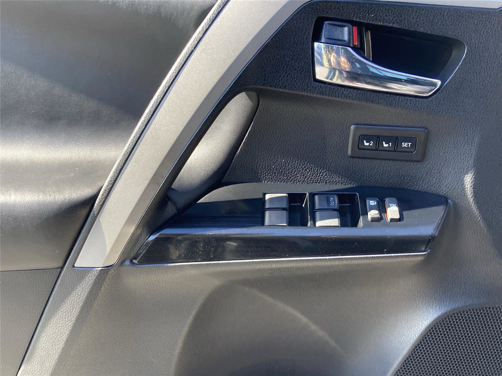 Used 2017 Toyota RAV4 Limited image 28