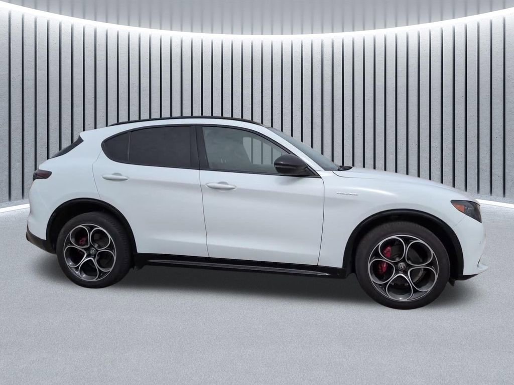 Used 2024 Alfa Romeo Stelvio Veloce image 2