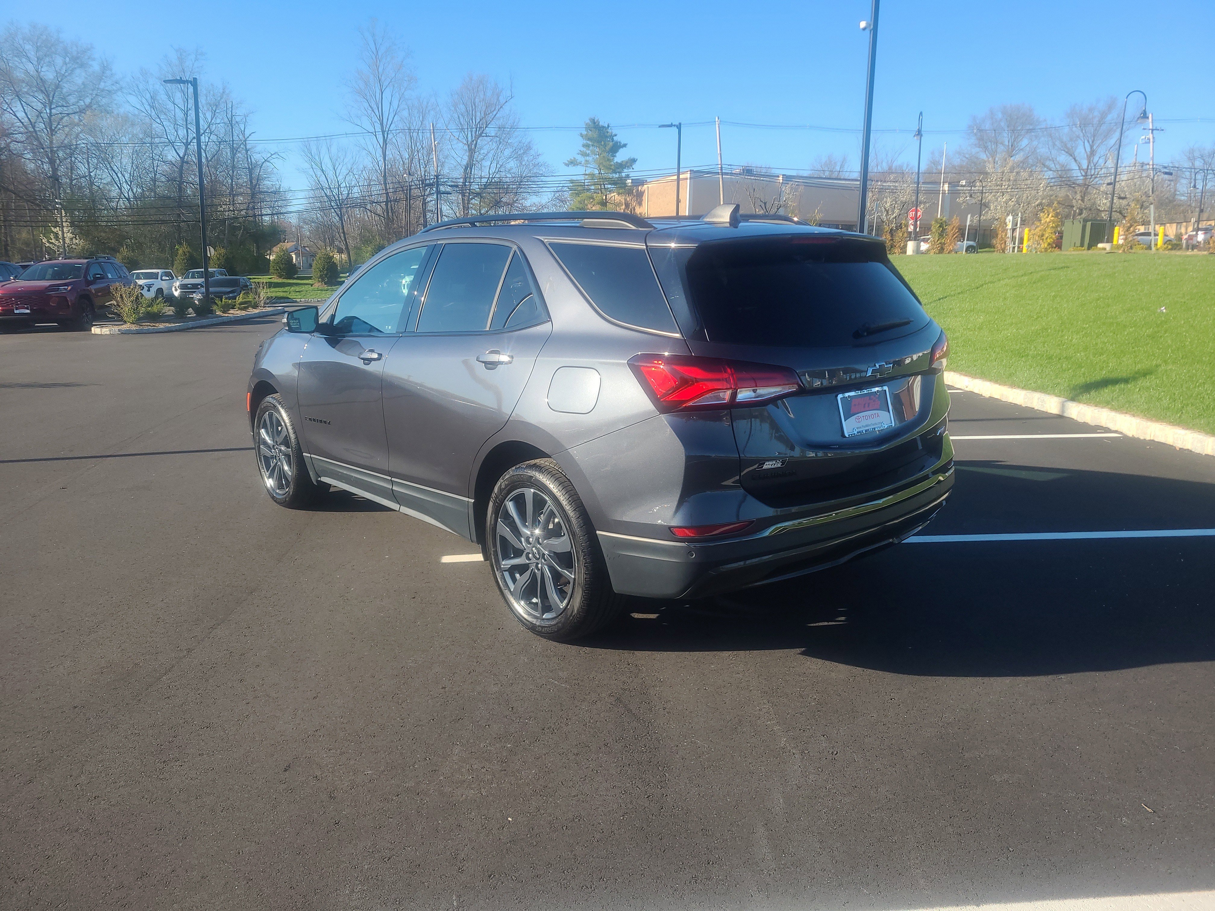 Used 2022 Chevrolet Equinox RS w/ Infotainment Package image 6