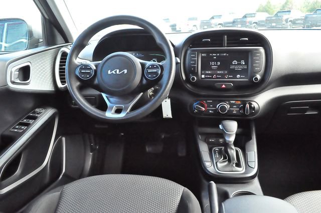 Used 2023 Kia Soul LX w/ LX Technology Package image 17
