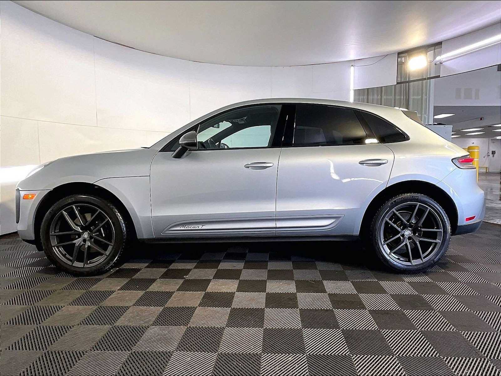 Certified 2023 Porsche Macan AWD/4WD image 2