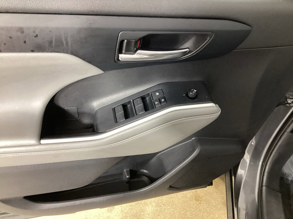 Used 2022 Toyota Highlander XLE AWD/4WD image 11