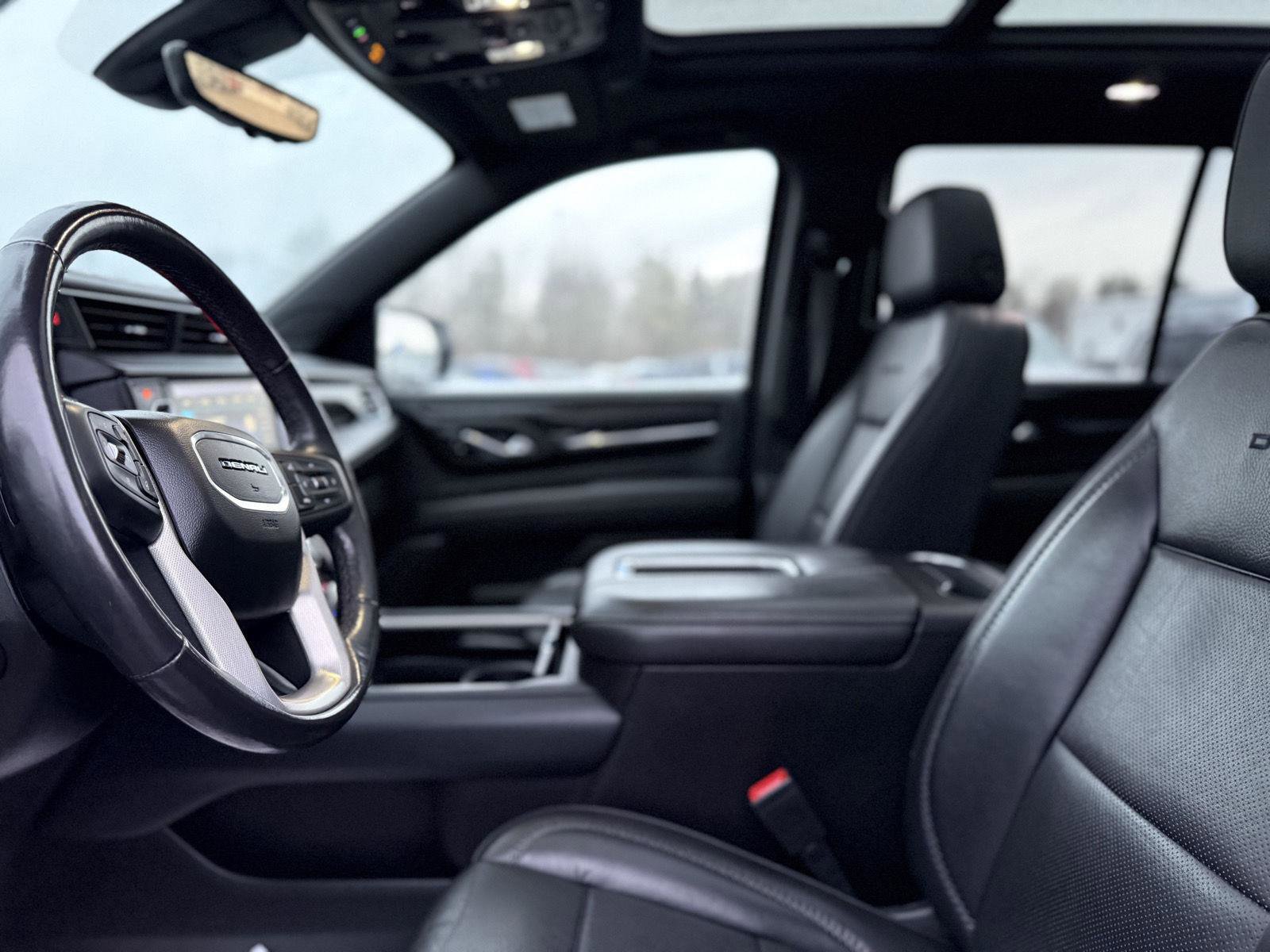 Used 2021 GMC Yukon Denali w/ Advanced Technology Package image 12