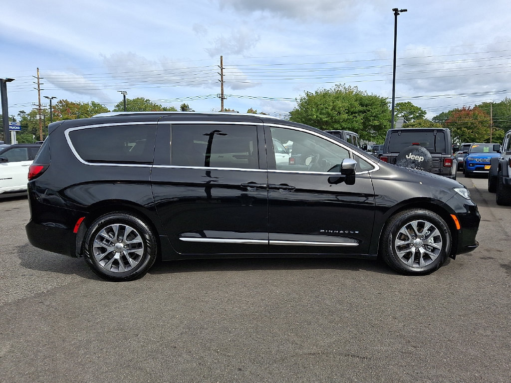 Certified 2025 Chrysler Pacifica Pinnacle FWD image 7