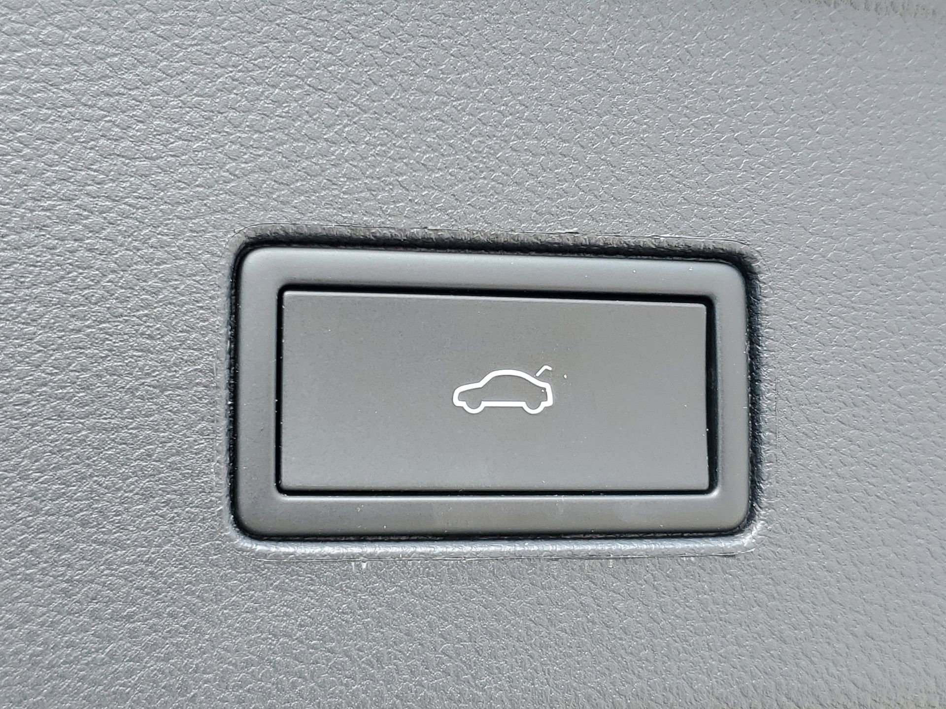 Used 2022 Volkswagen Atlas Cross Sport SE w/ Panoramic Sunroof Package image 9