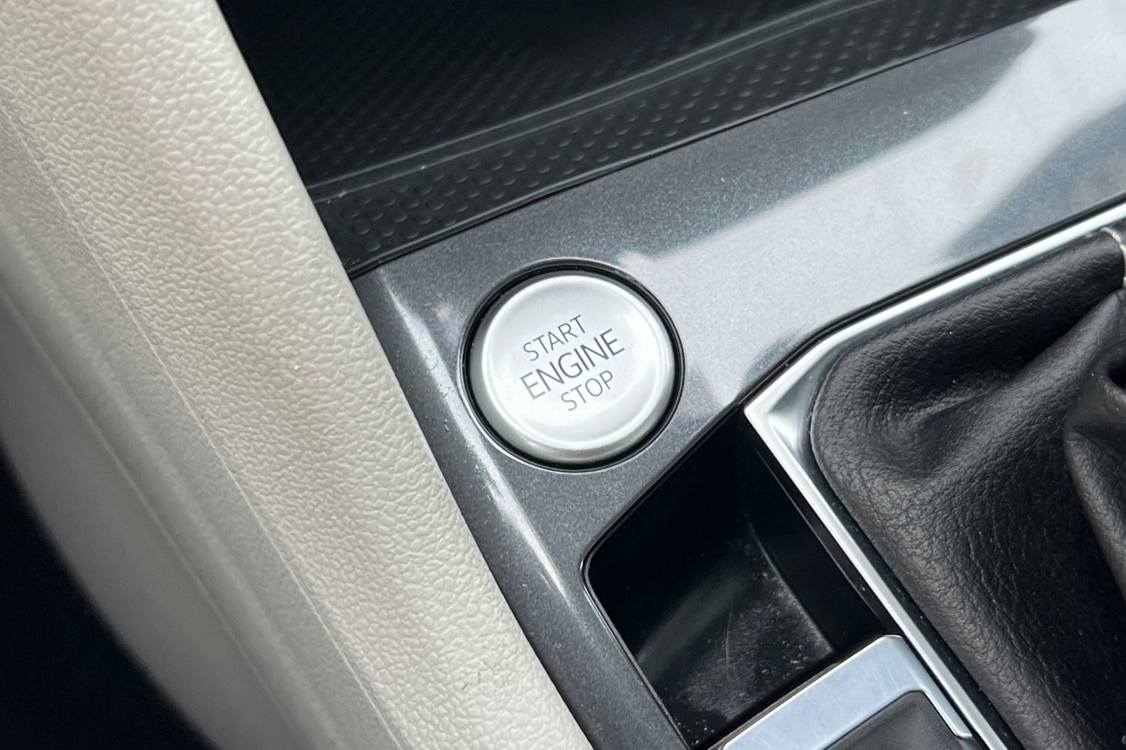 Used 2022 Volkswagen Tiguan SEL R-Line image 23