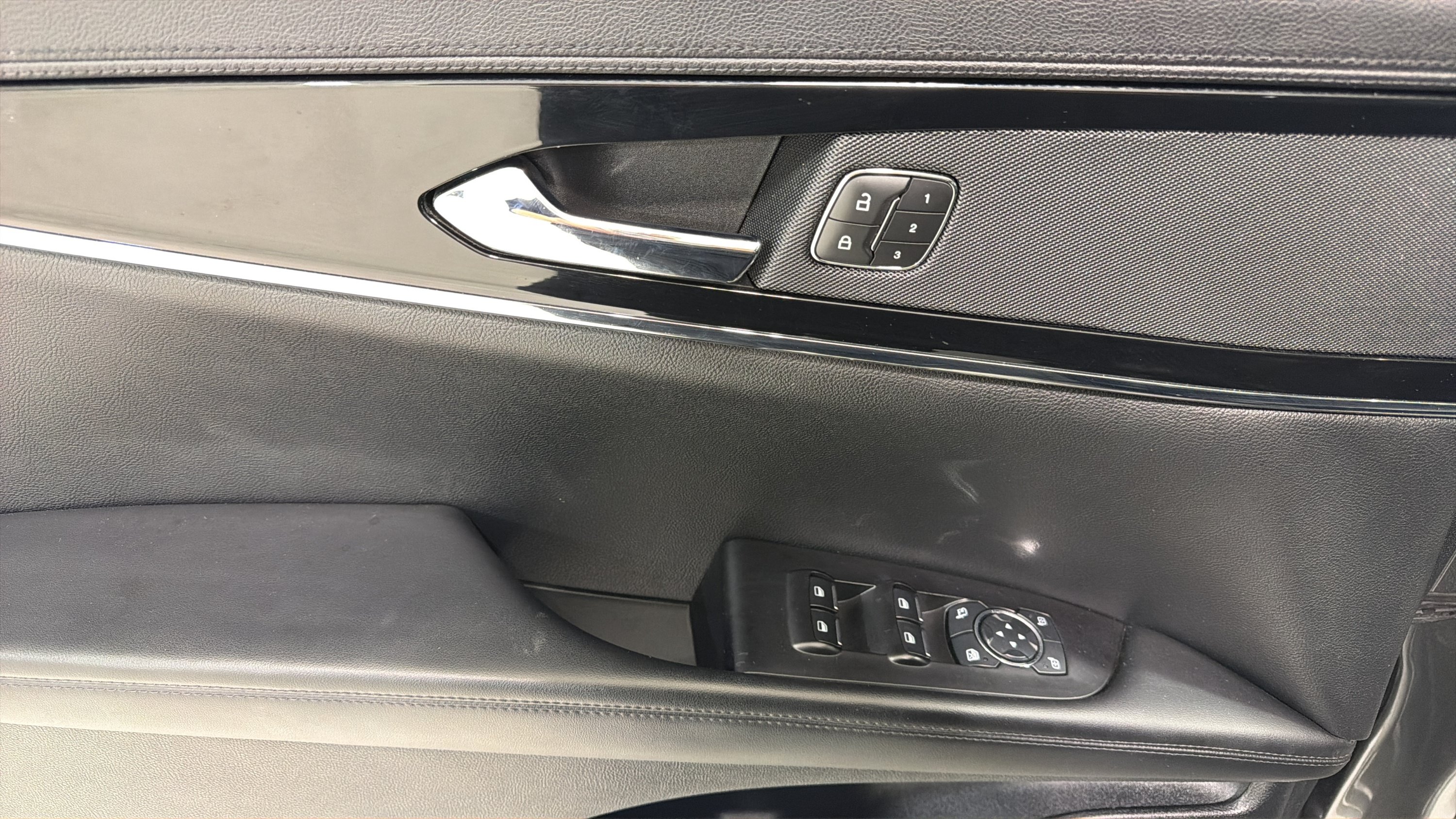 Used 2023 Lincoln Nautilus FWD w/ Premium Package image 11