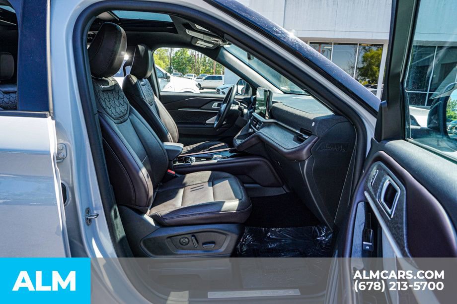 Used 2025 Ford Explorer Platinum w/ LUX Leather Package AWD/4WD image 25