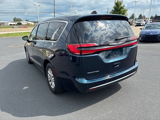 Used 2024 Chrysler Pacifica Touring-L FWD image 12