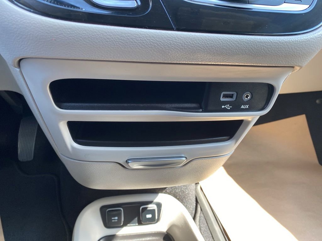 Used 2019 Chrysler Pacifica Touring-L FWD image 24