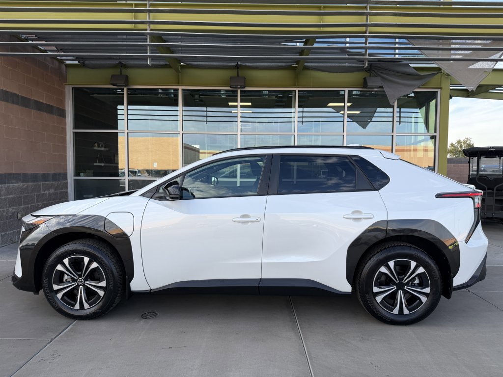 Used 2024 Toyota bZ4X XLE w/ Weather Package image 7