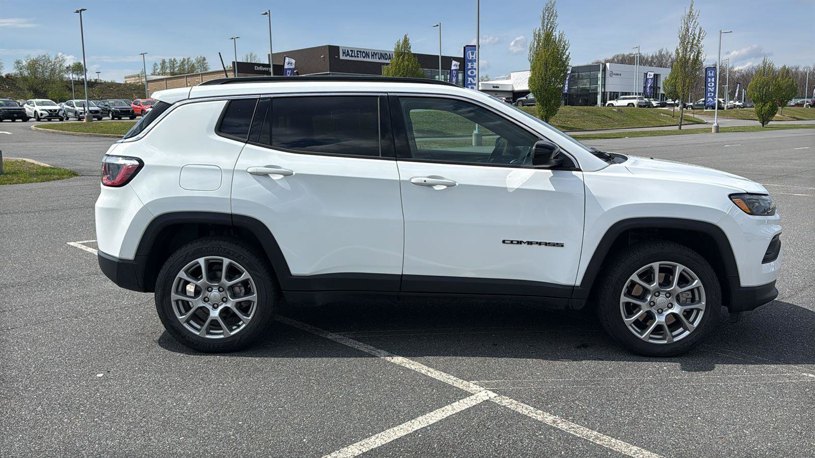 Used 2024 Jeep Compass Latitude AWD/4WD image 4