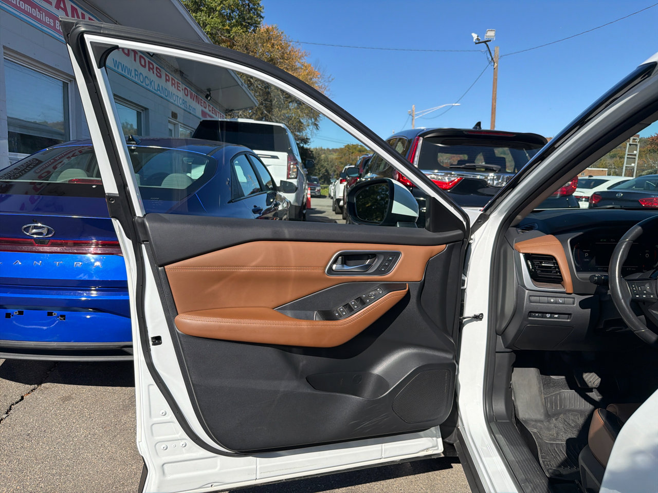 Used 2024 Nissan Rogue Platinum w/ Platinum Premium Package image 16