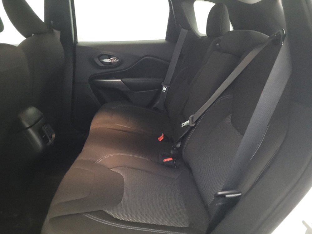 Used 2019 Jeep Cherokee Latitude w/ Cold Weather Group image 18