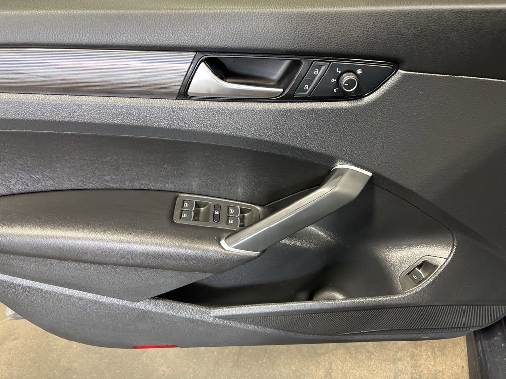 Used 2022 Volkswagen Passat 2.0T R-Line image 18