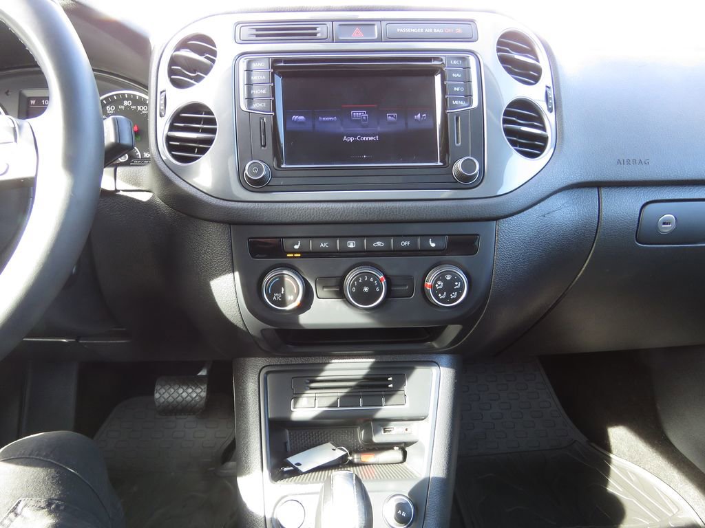 Used 2016 Volkswagen Tiguan SE image 25