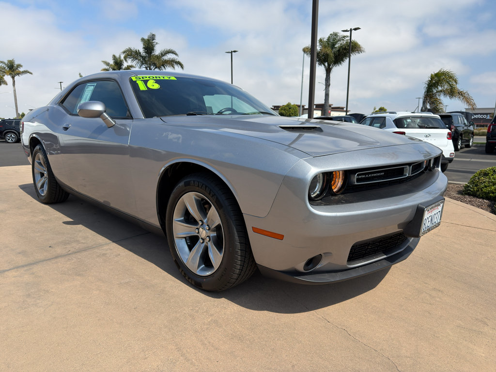 Used 2016 Dodge Challenger SXT RWD image 3