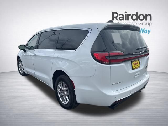 Used 2024 Chrysler Pacifica Touring FWD image 5