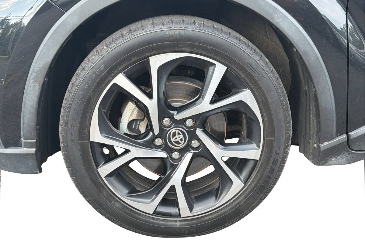 Used 2020 Toyota C-HR XLE FWD image 24