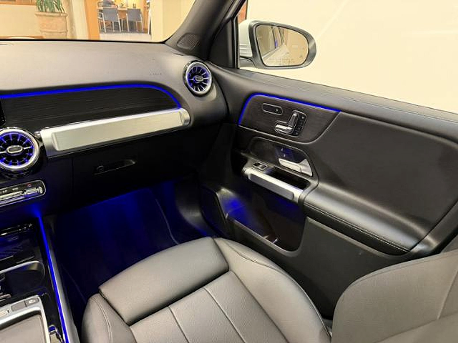 Used 2025 Mercedes-Benz GLB 250 image 10