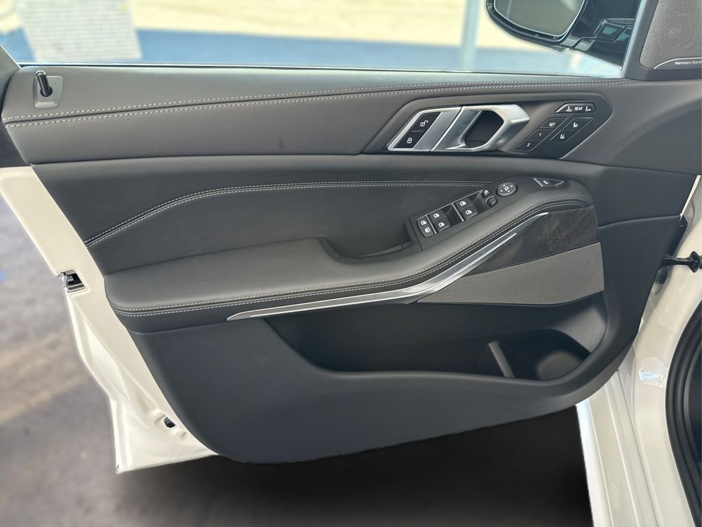 New 2026 BMW X7 M60i w/ Executive Package image 26