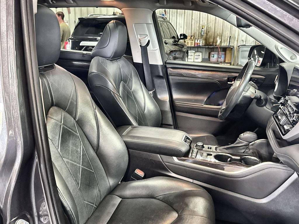 Used 2021 Toyota Highlander Platinum AWD/4WD image 33