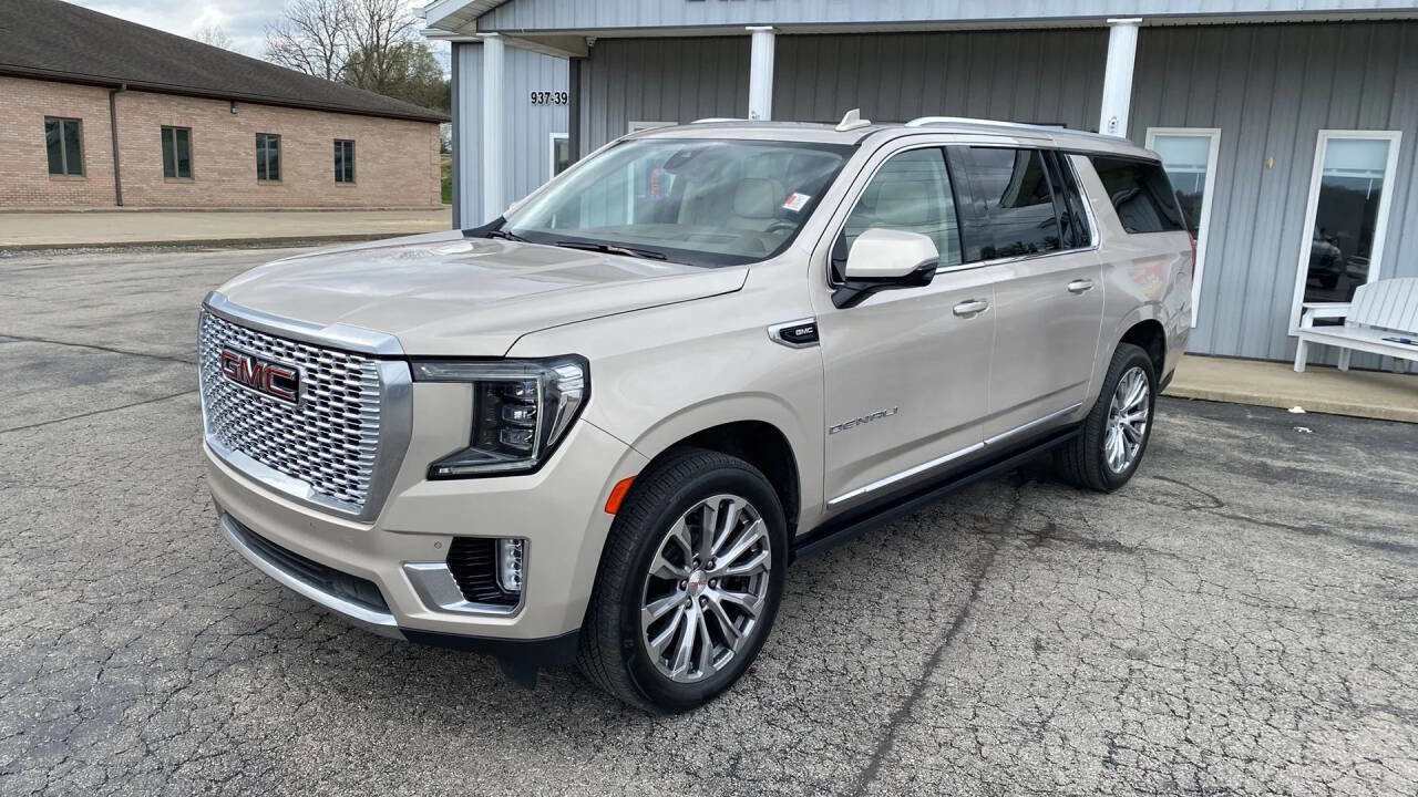 Used 2021 GMC Yukon XL Denali w/ Denali Premium Package image 3