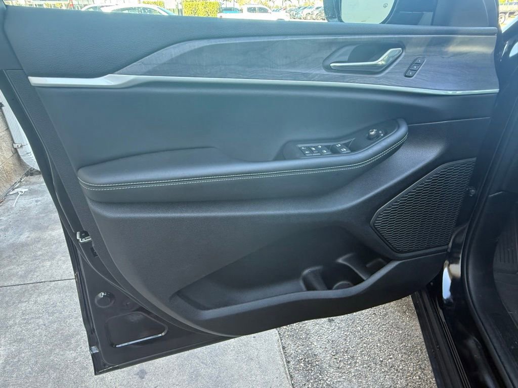 Certified 2025 Jeep Grand Cherokee Limited w/ Black Appearance Package image 38