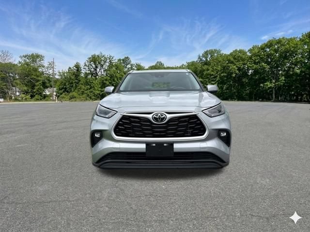 Used 2025 Toyota Highlander XLE AWD/4WD image 3