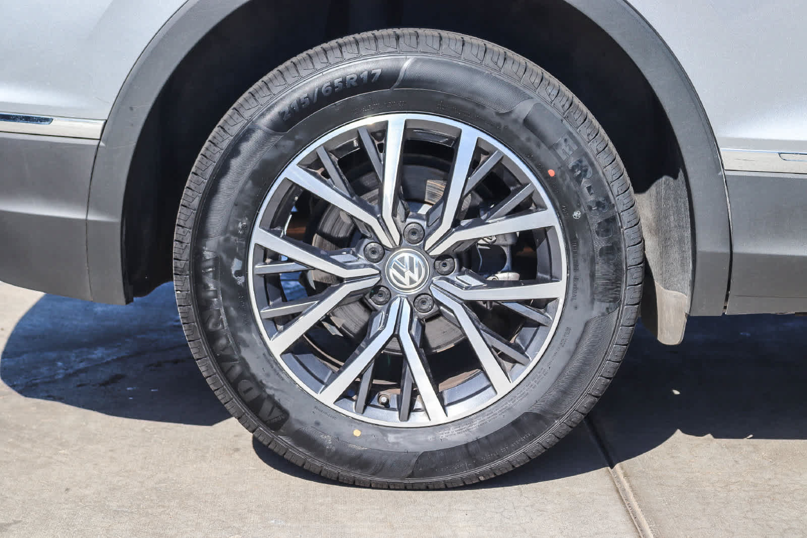 Used 2020 Volkswagen Tiguan SE w/ Panoramic Sunroof Package AWD/4WD image 8