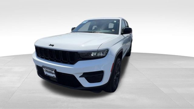 Used 2025 Jeep Grand Cherokee Altitude AWD/4WD image 2