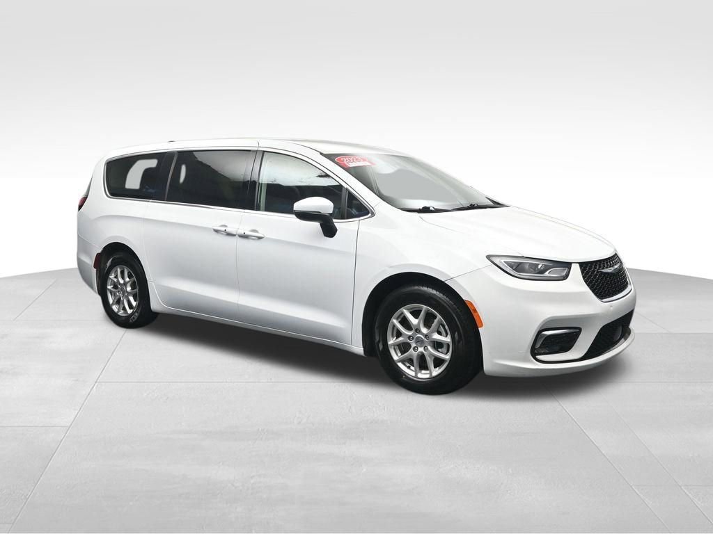 Used 2023 Chrysler Pacifica Touring-L image 7