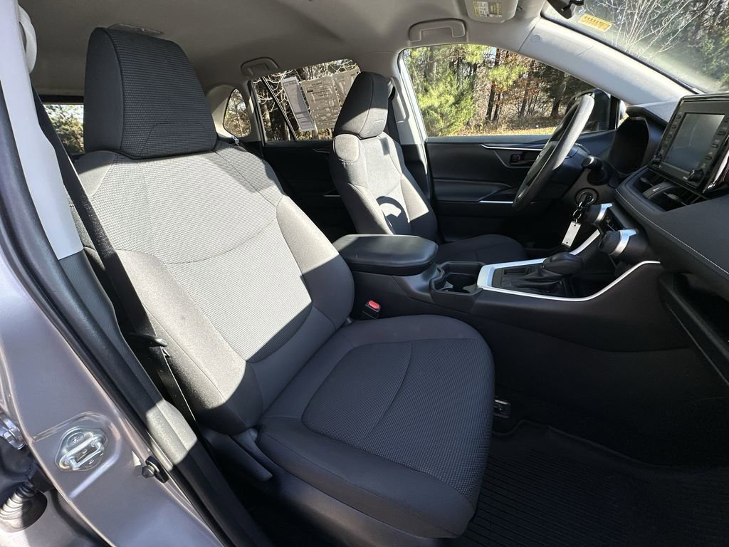 Used 2021 Toyota RAV4 LE image 28